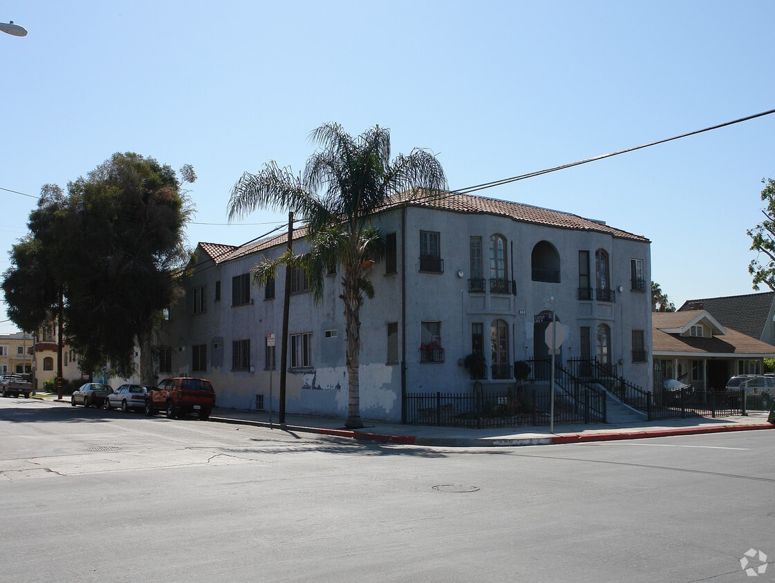 Primary Photo - 556 N Oxford Ave