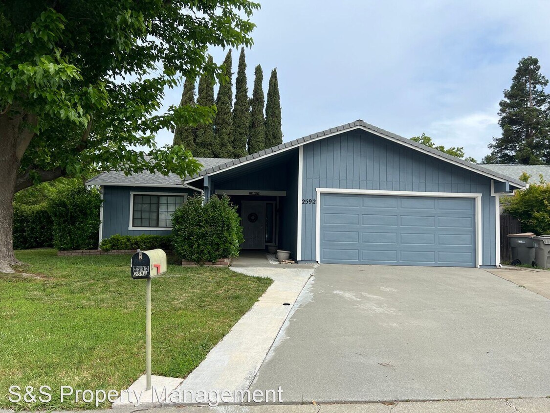 Foto principal - 3 br, 2 bath House - 2592 Betty Way
