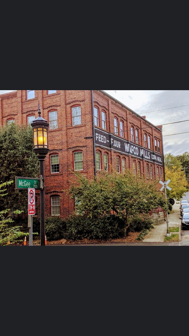 Building Photo - 801 W McGee St