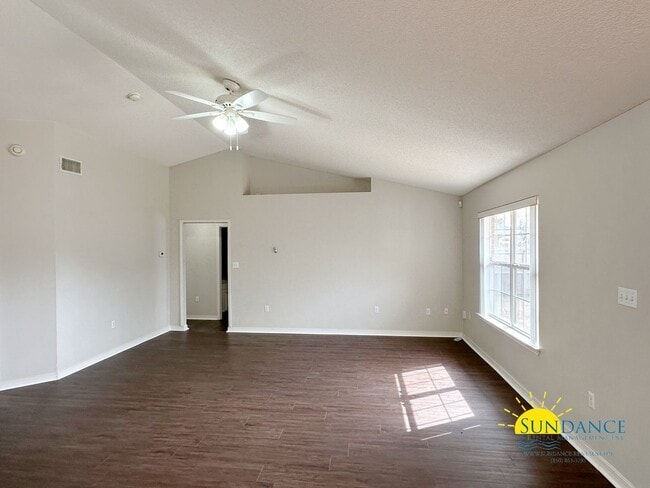 Building Photo - Beautiful 4 Bedroom Home in Navarre!