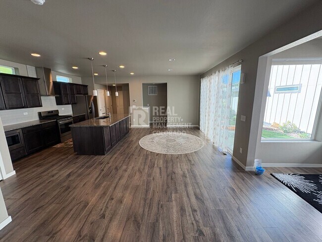 Foto del edificio - 3033 Sykes Dr
