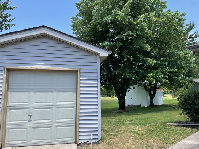 Golf shed storage building - 208 W Briarbrook Ln