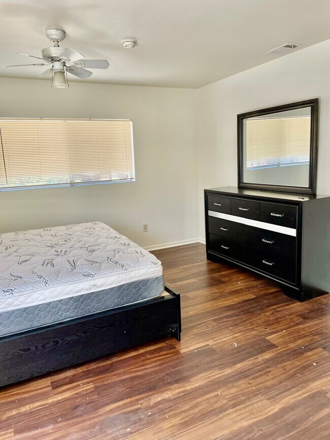 Foto del edificio - 8335 Burnet Ave