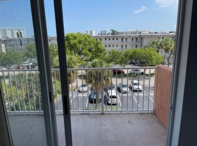 Foto del edificio - 2200 E Hallandale Beach Blvd