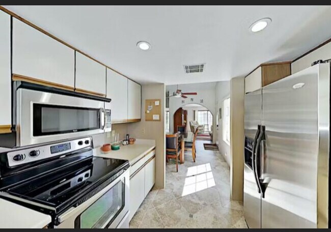 Kitchen - 505 S Farrell Dr