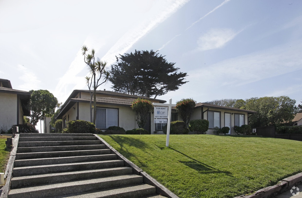 Lakeview Terrace Condominiums Apartments in Marina, CA