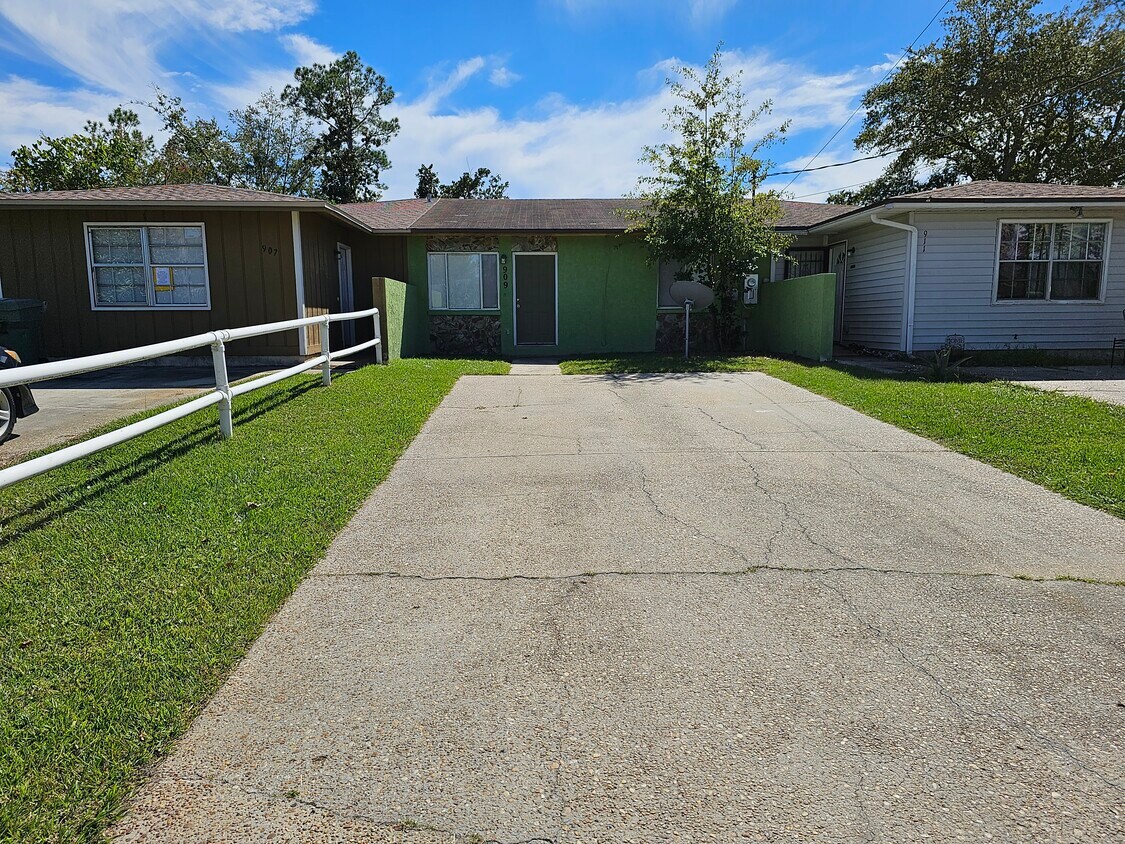 909 Bradford Cir, Lynn Haven, FL 32444 Townhome Rentals in Lynn Haven