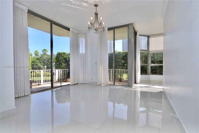 Building Photo - 3500 Mystic Pointe Dr