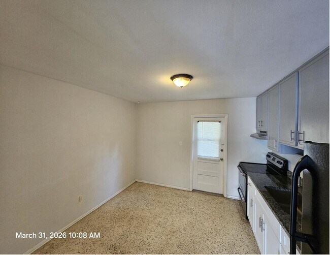 Building Photo - Beautiful and cozy 2/1 apartment available now!