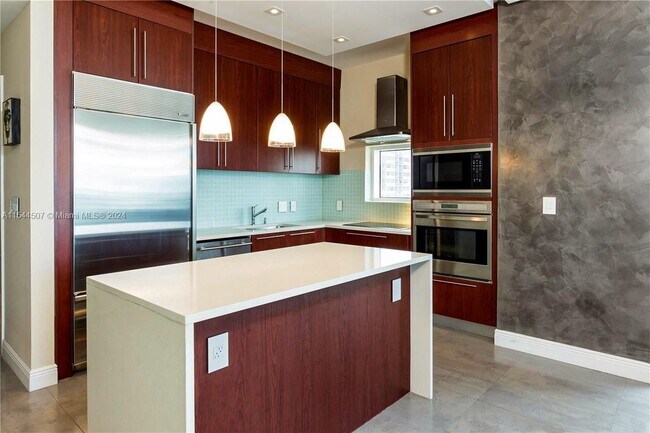 Building Photo - 2020 N Bayshore Dr
