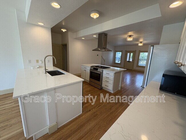Building Photo - 352 Galapago St