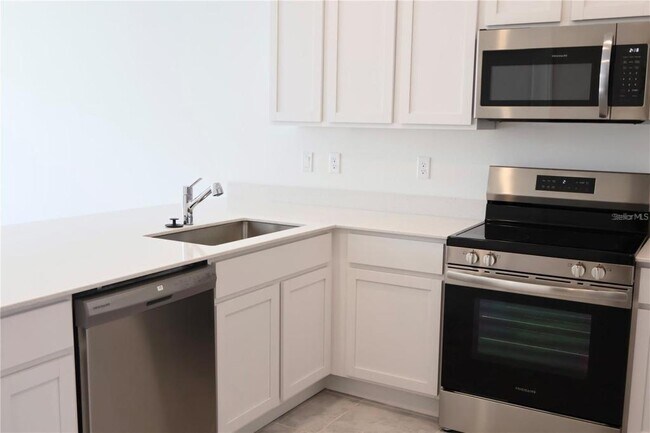 Building Photo - 2452 Skyline Lp