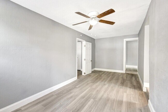 Foto del edificio - 3710 Roseland Dr