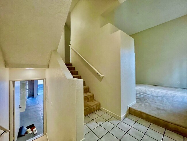 Building Photo - 47 E Court Ln