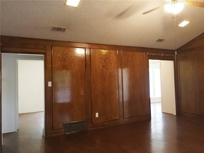 Building Photo - 1605 Willow Crest Dr