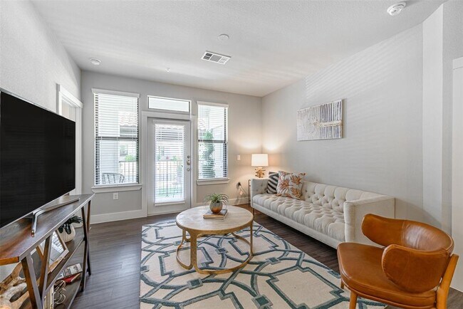 Foto del edificio - 4711 LJ Pkwy