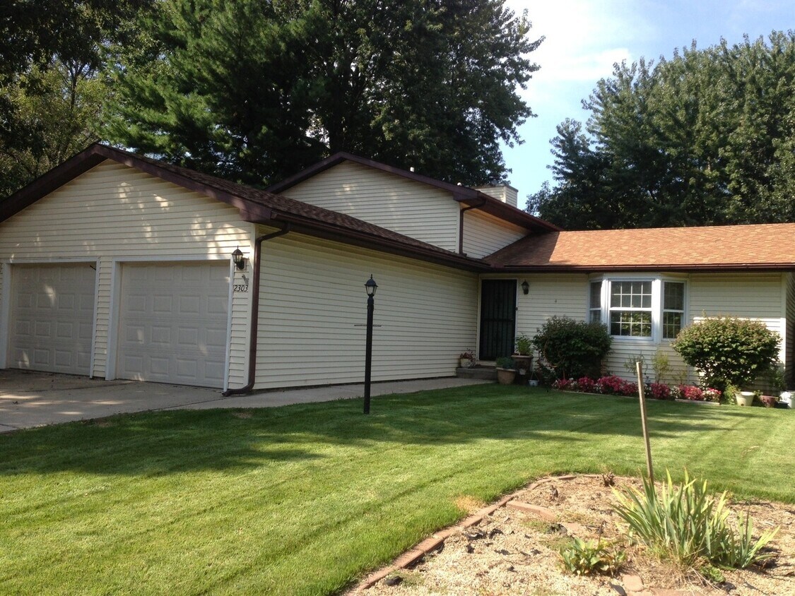 Foto principal - Beautiful tri level home