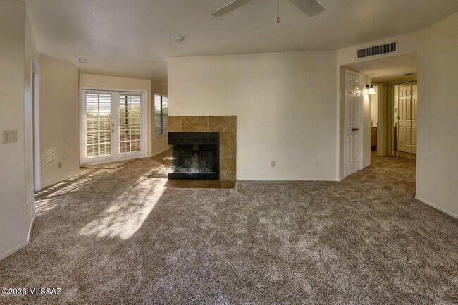 Foto del edificio - 6655 N Canyon Crest Dr