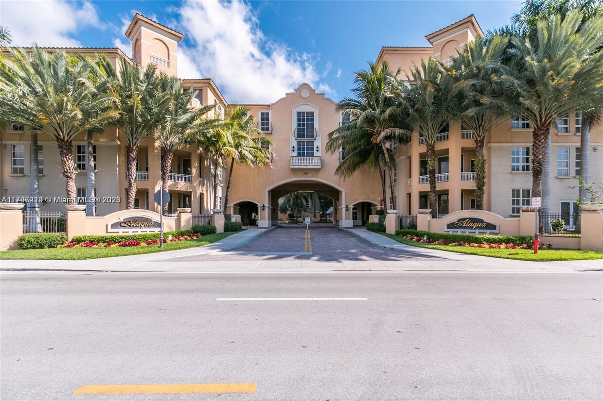 Foto principal - 3001 NE 185th St