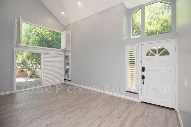 Foto del edificio - 26101 McBean Pkwy