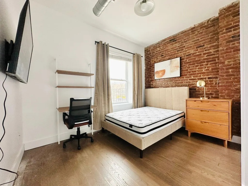 Furnished room/NOT APARTMENT - Furnished room/NOT APARTMENT