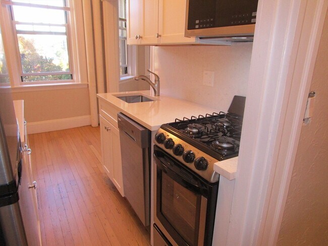 Building Photo - 122 Riverway