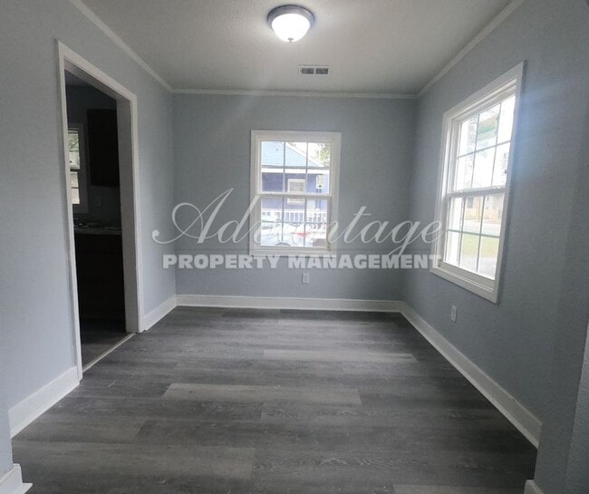 Building Photo - Charming 3-bedroom, 1.5-bath duplex