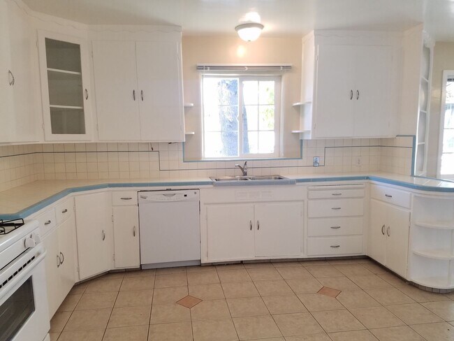 Building Photo - Large 2 bed/1.5 bath home with HUGE yard a...