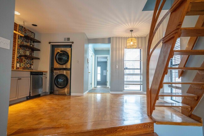 Kitchen/dining area - 2135 Sidney St