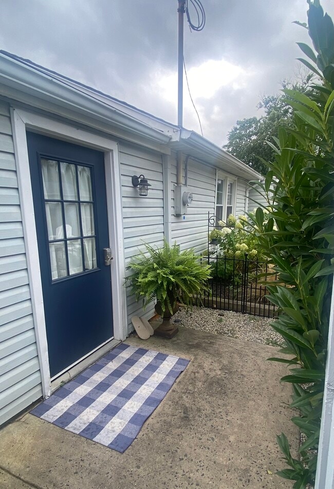 Building Photo - 115 10th Ave