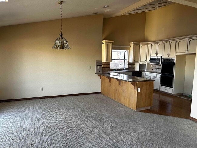 Foto del edificio - 5593 Drakes Dr