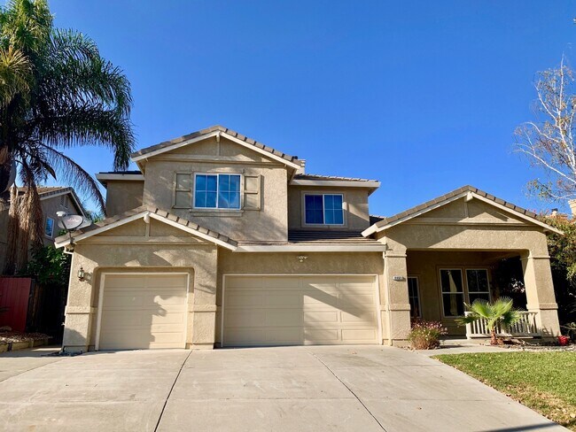 Building Photo - 4 Bed with Large Backyard!