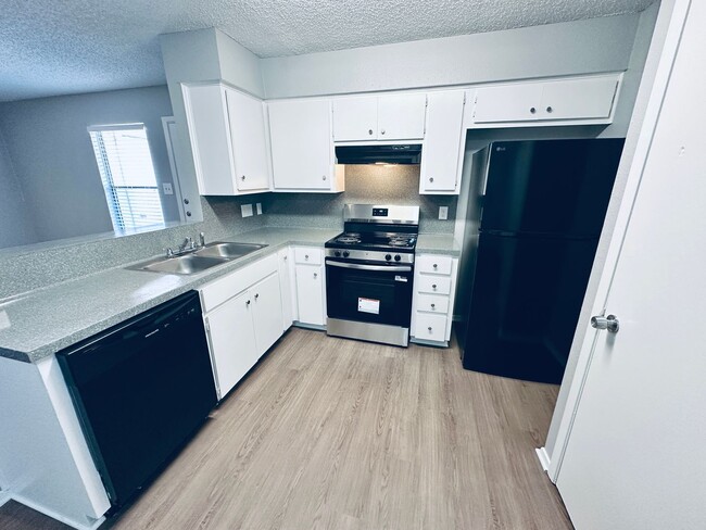 Building Photo - 5500 Rose Hill Cir