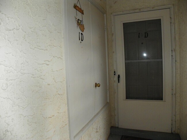 Building Photo - 813 Country Club Dr SE