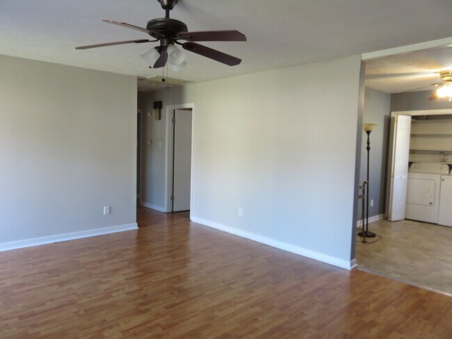 Building Photo - 7 S Daisy Ave