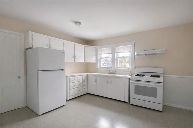 Building Photo - 866 Weeden St