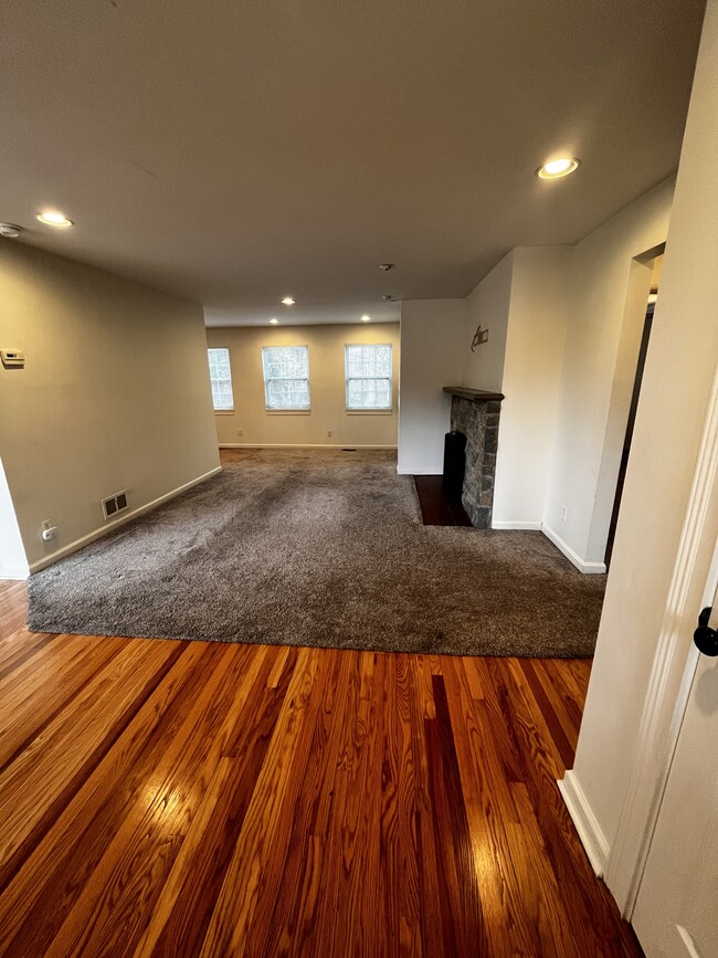 Building Photo - 137 Wrenwood Ln