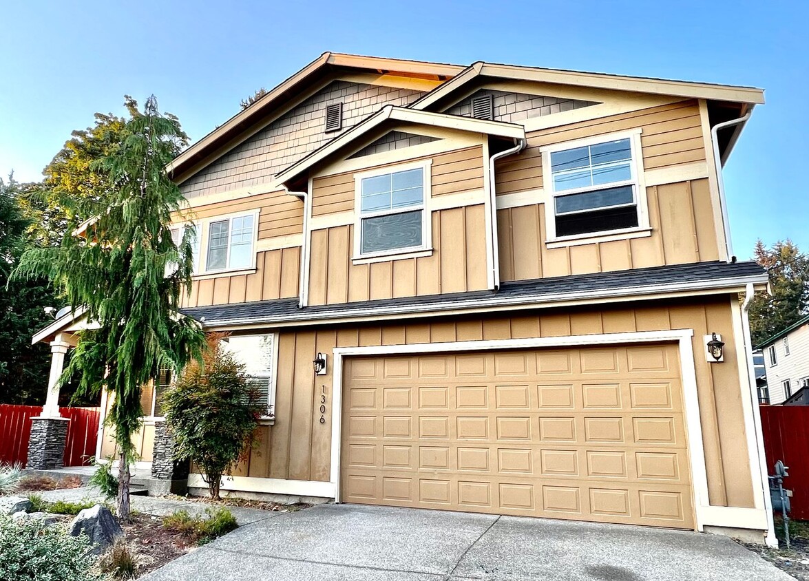 Foto principal - 4 Bedroom Home / Tumwater Schools / Fenced...