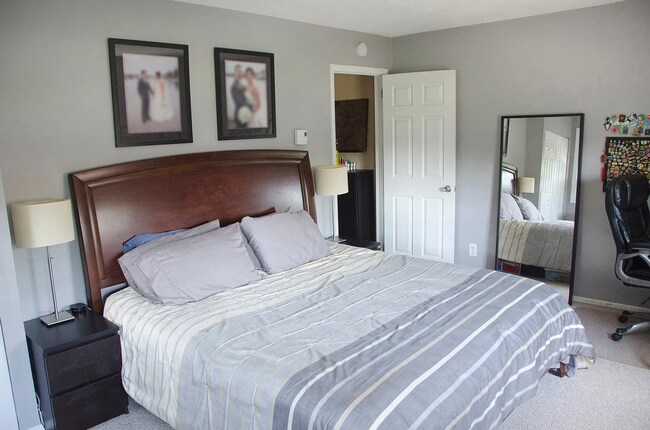Foto del edificio - Bright and spacious end-unit townhouse