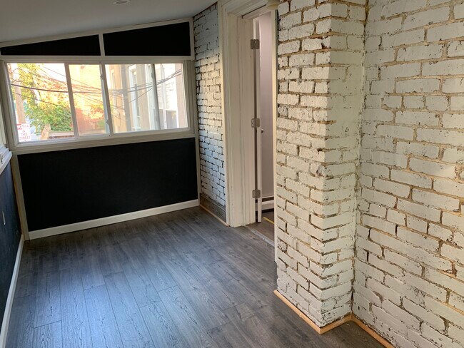 Extra: Sala de estar/patio acristalado - 4409 Main St
