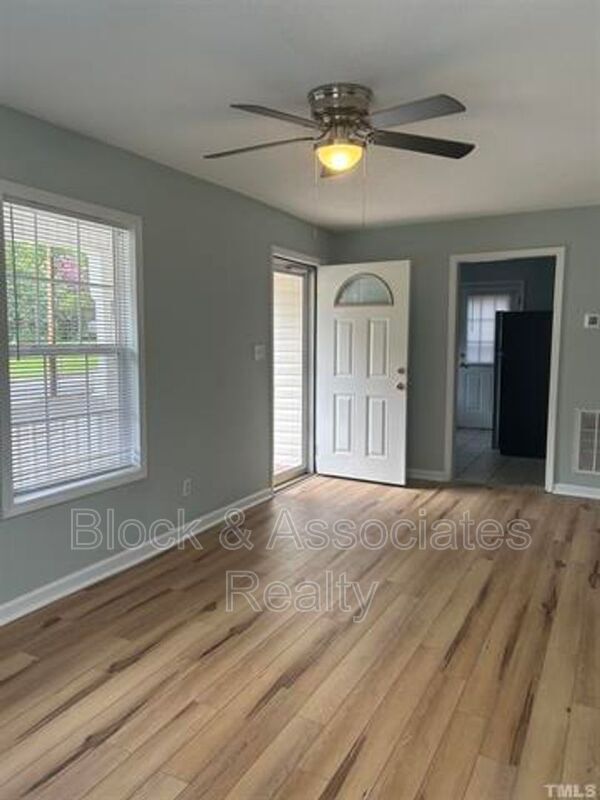 Foto del edificio - 522 E Nelson Ave