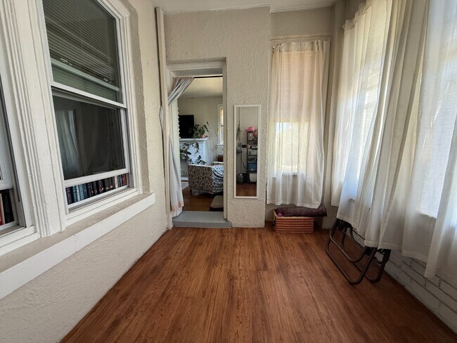 Foto del edificio - Rogers Park 2 Bed 1 Bath With Central AC & Heat, Beautiful Sunroom, Dog Friendly, Available July ...
