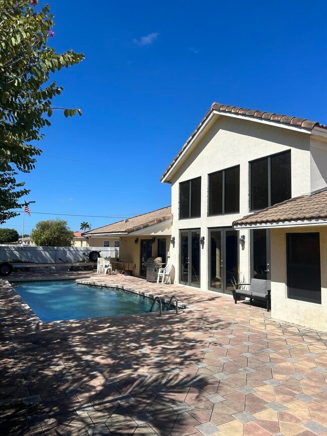 Building Photo - 9940 SW 38th St