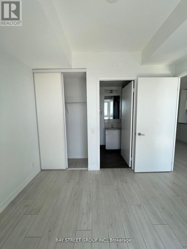 Building Photo - 950 Portage Pkwy