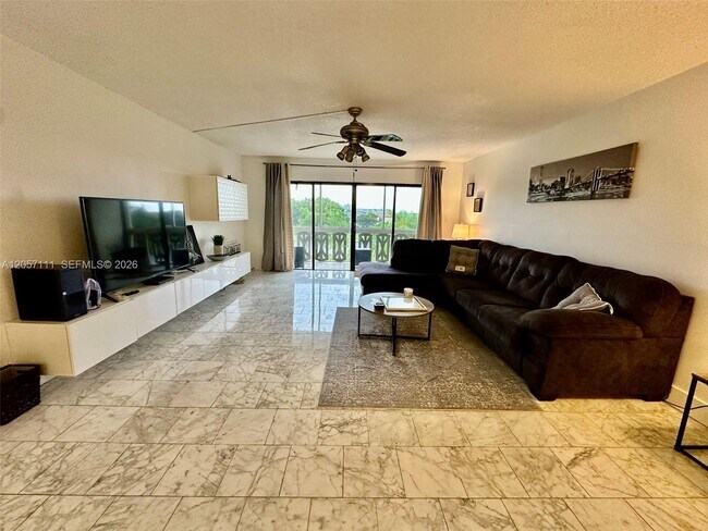 Foto del edificio - 800 NE 195th St
