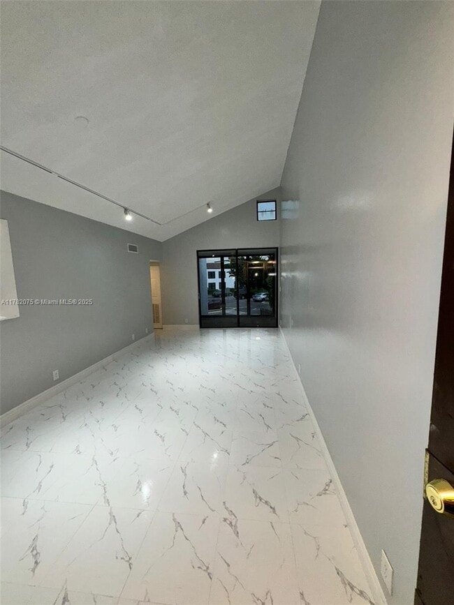 Building Photo - 215 Lake Pointe Dr