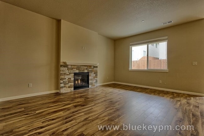 Building Photo - Hazel Dell  4 bed, 3 bath with Easy access...