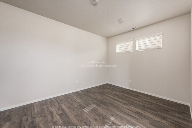 Foto del edificio - Contemporary Four-Bedroom with Two-Car Gar...