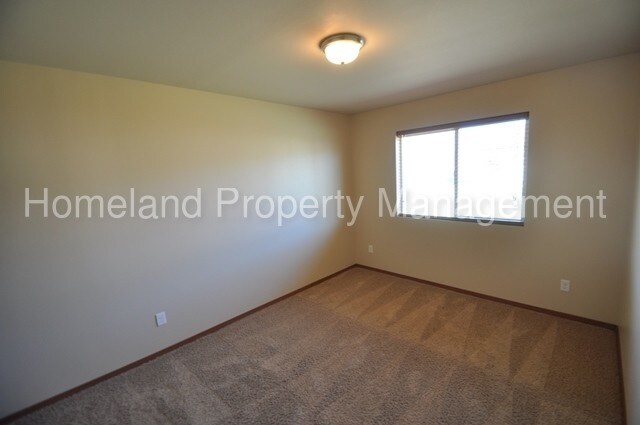 Building Photo - Beautiful 3 bed 2 bath in 5 Mile Spokane