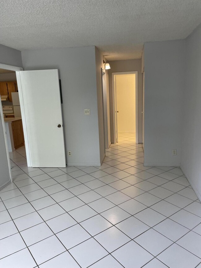 Building Photo - 2771 Riverside Dr